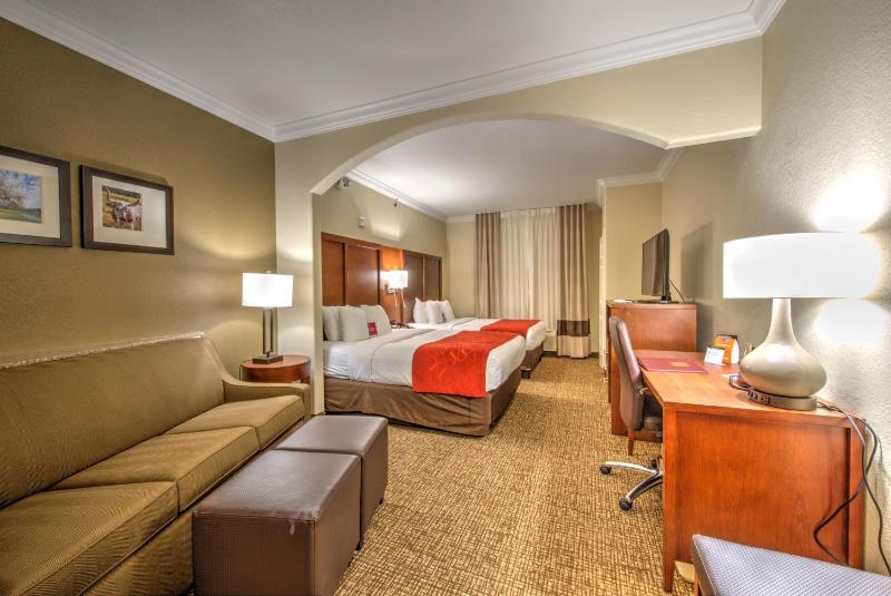 Queen Suite - Accessible/Non-Smoking image 4