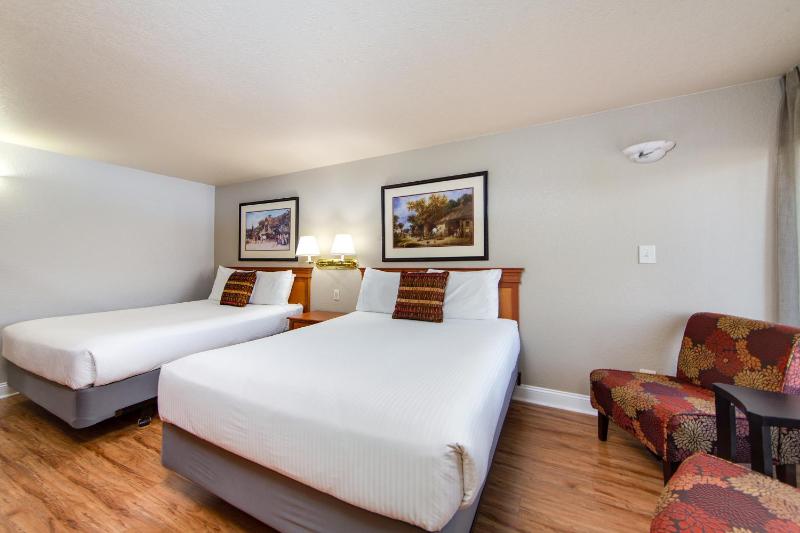 Queen Room with Two Queen Beds image 3