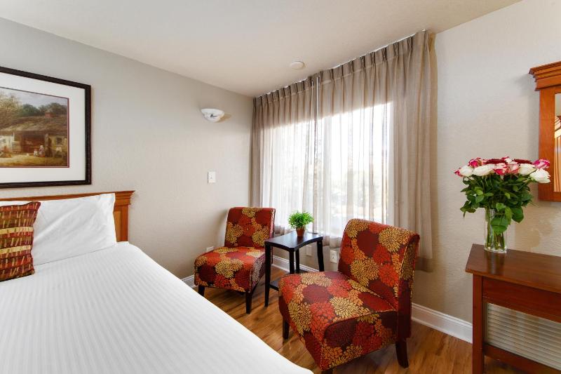 Queen Room with Two Queen Beds image 4