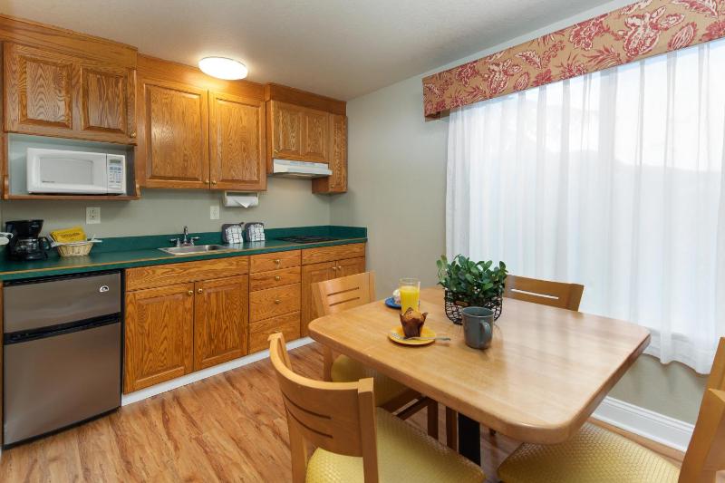 Queen Room with Two Queen Beds with Kitchenette image 3