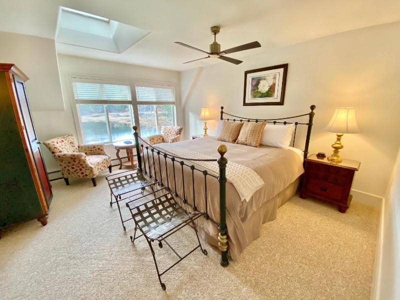 Deluxe King Room image 2