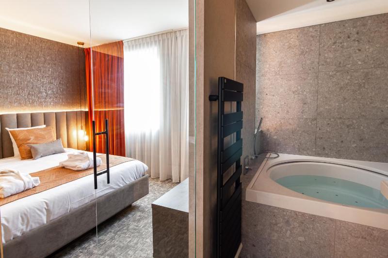 Suite with Hot Tub image 1