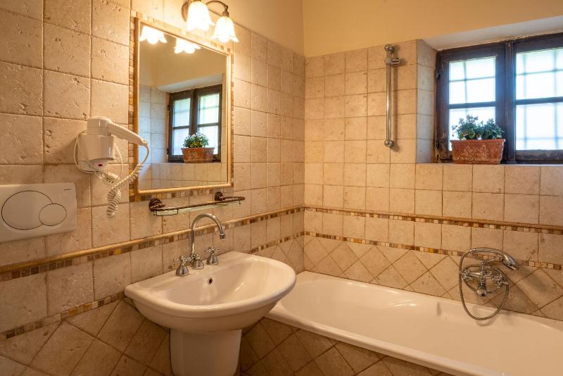 Essential Three-room Apartment image 3