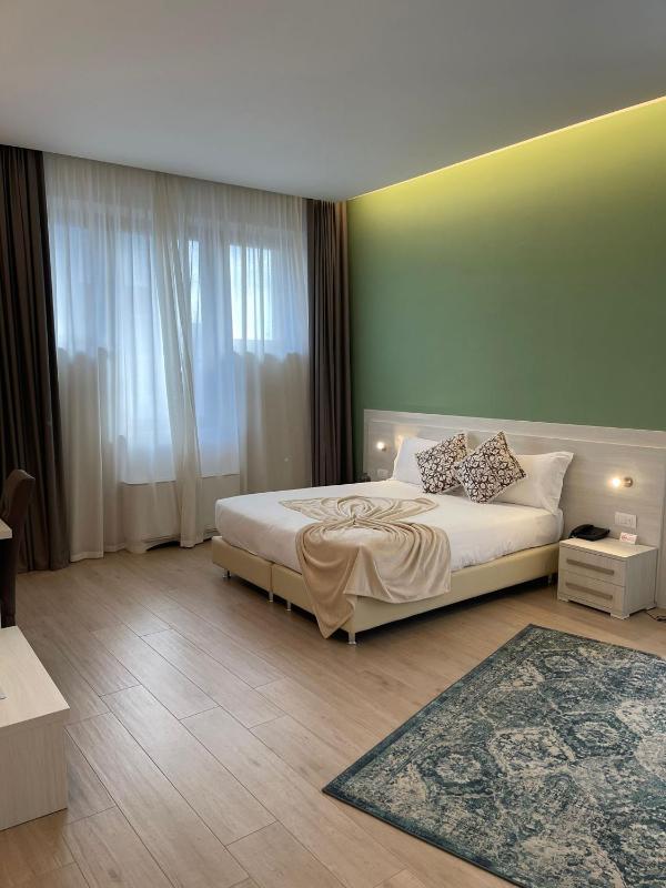 Deluxe Triple Room image 3