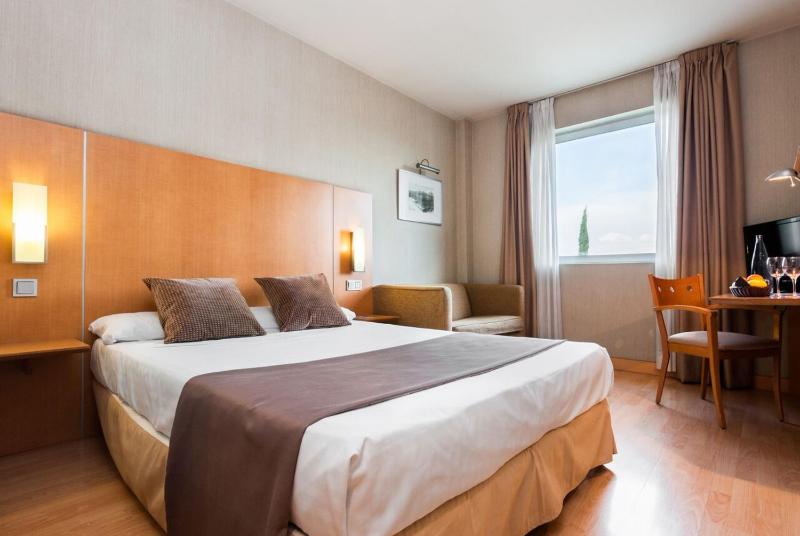 Double or Twin Room with Parking and WiFi Included image 4