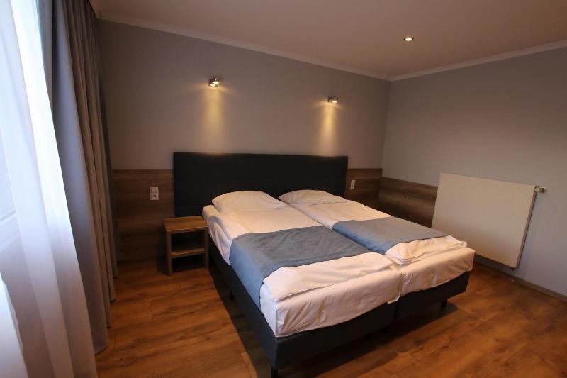 Small Double Room image 4