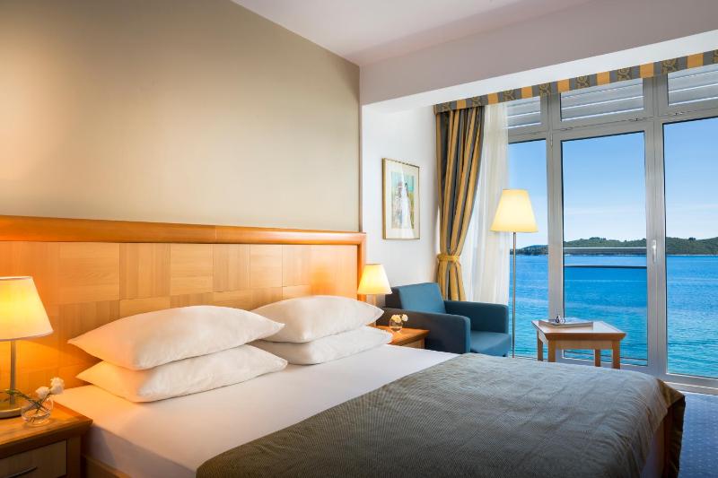 Superior Double Room with Sea View image 2