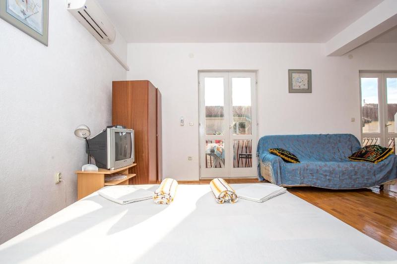 Apartments Nuic - image 11