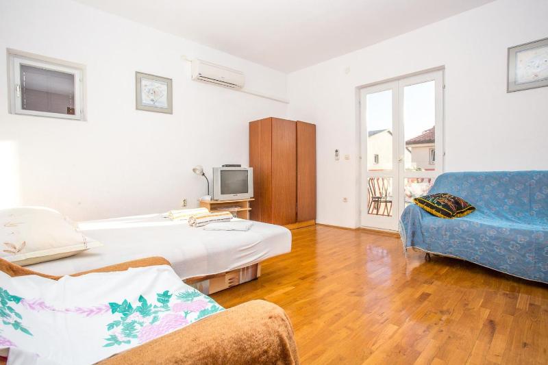 Apartments Nuic - image 15