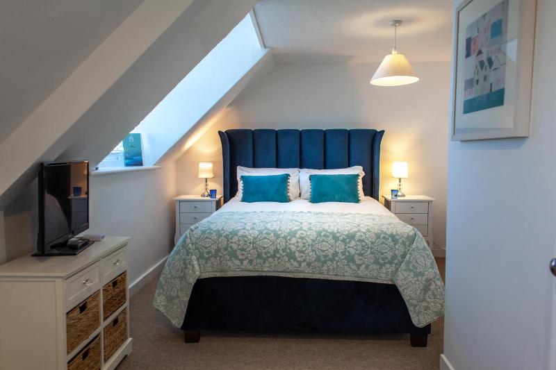 Superior King Room image 3