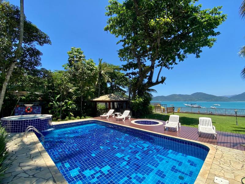 Magnífica casa pé na areia 4 suítes c/ ar e piscina - image 24