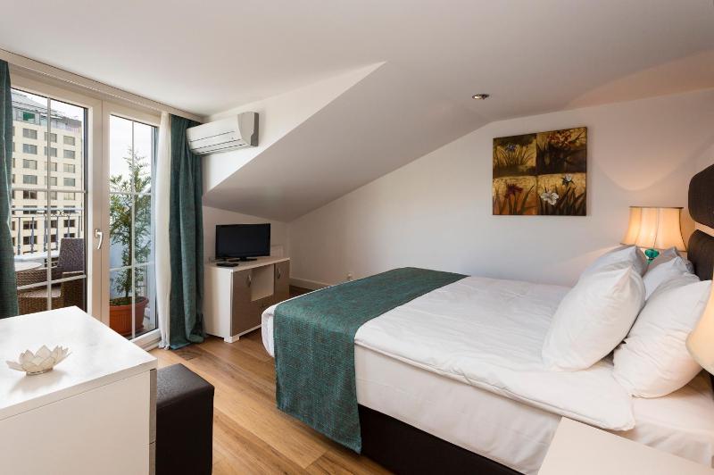 Penthouse Sea View Deluxe Suite  image 3