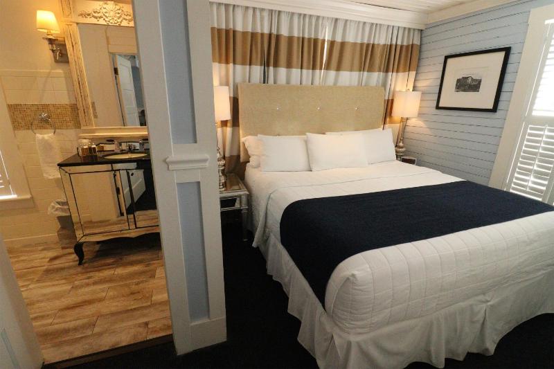 Yacht Club Suite image 3