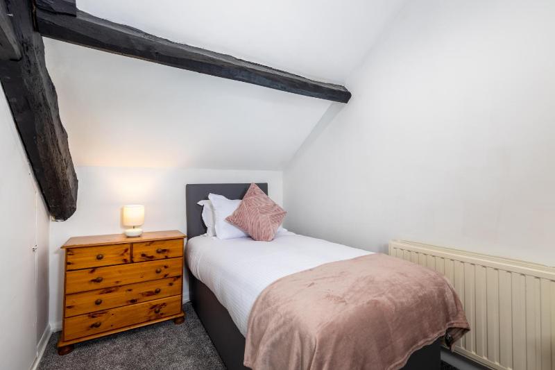 Five-Bedroom House image 2