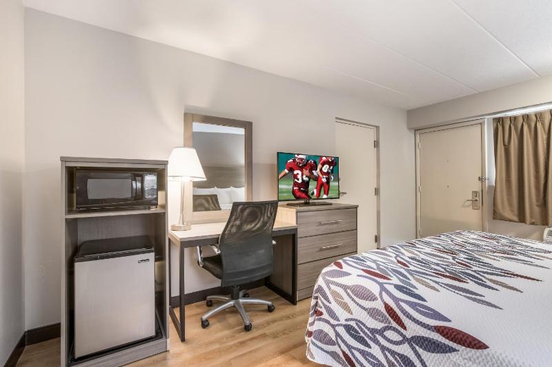 Deluxe King Room Disability Access Smoke Free image 3