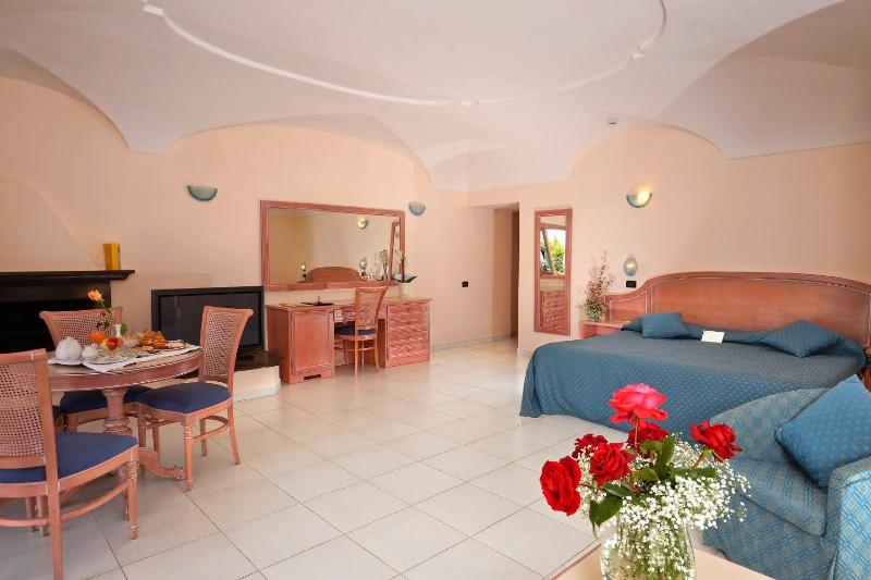 Superior Triple Room with Sea View image 1