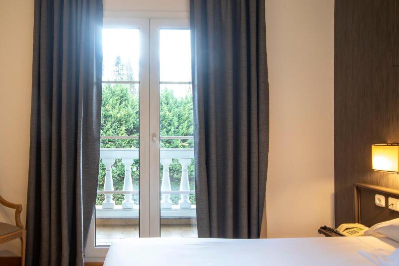 Double Room with Balcony image 3