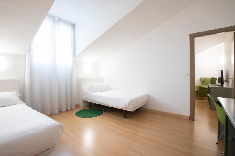 Family Room (2 Adults + 2 Children) image 4