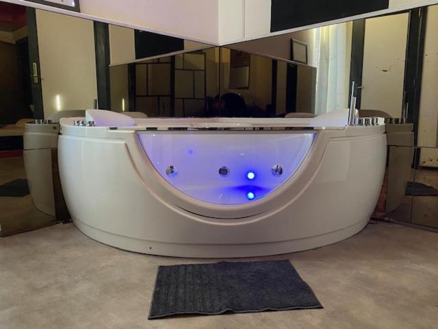 Double Room with Spa Bath image 1