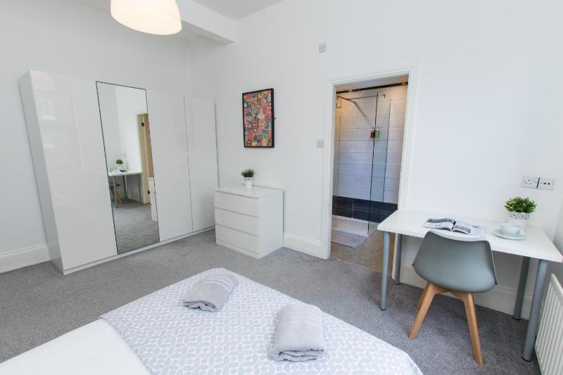One-Bedroom Apartment image 3