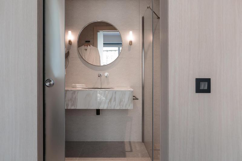 Junior Suite with Balcony image 4
