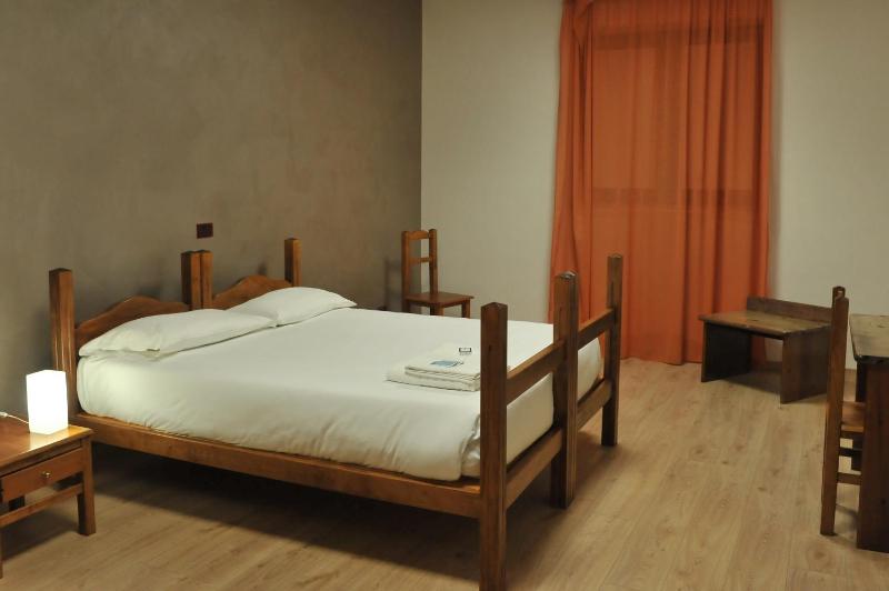 Standard Double Room image 3