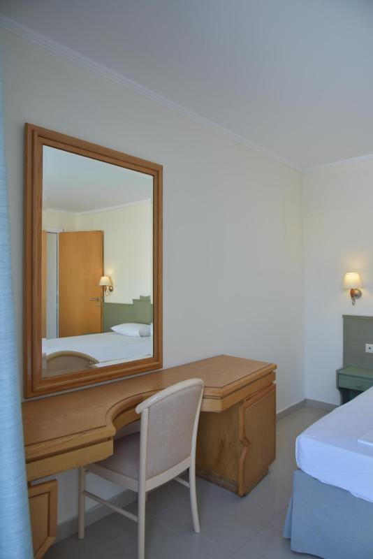Two Room Apartment Suite with Sea View and Pool View (6 Adults) image 4