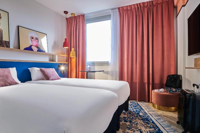 Standard Twin Room image 4