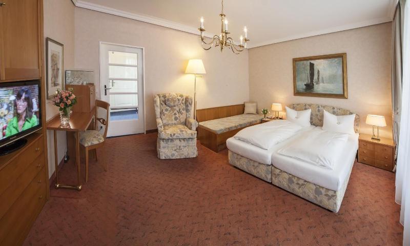 Suite with Balcony and Partial Sea View image 3