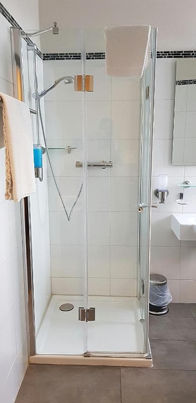 Large Single Room image 3