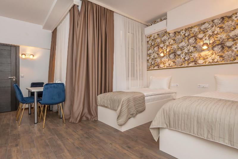 Standard Quadruple Room image 3