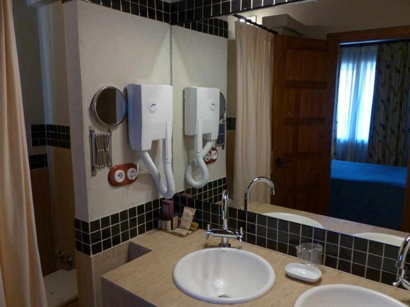 Triple Room with Bath image 4
