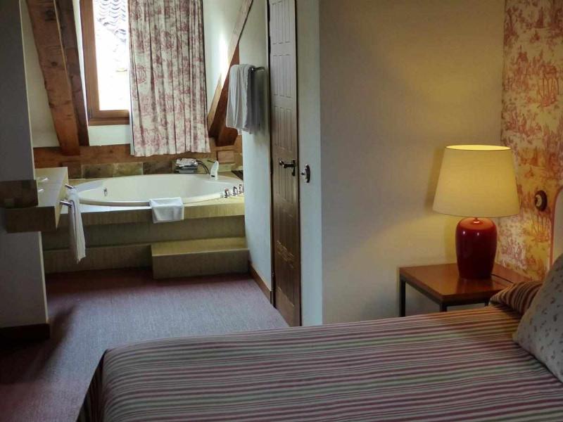 Deluxe Suite with Spa Bath image 4