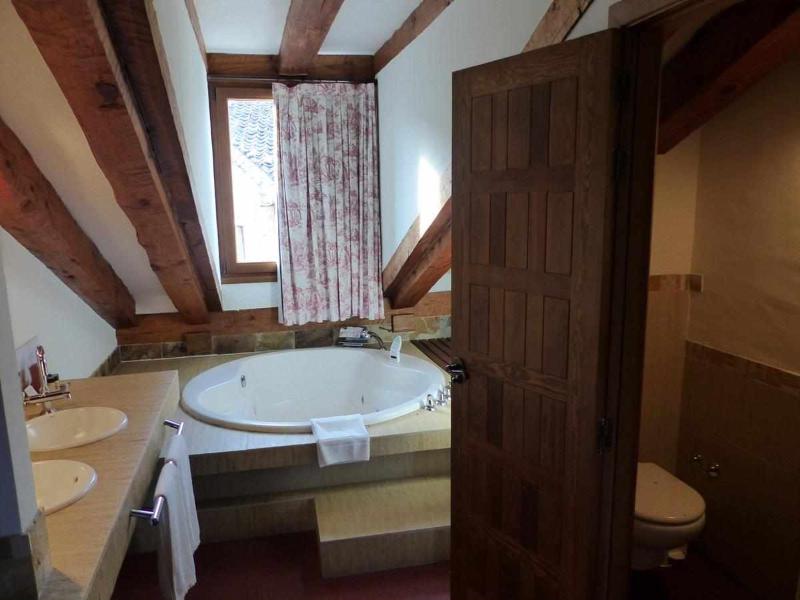 Deluxe Suite with Spa Bath image 2