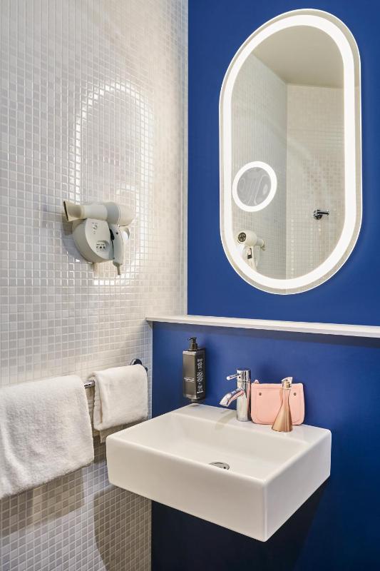 Standard Twin Room image 3