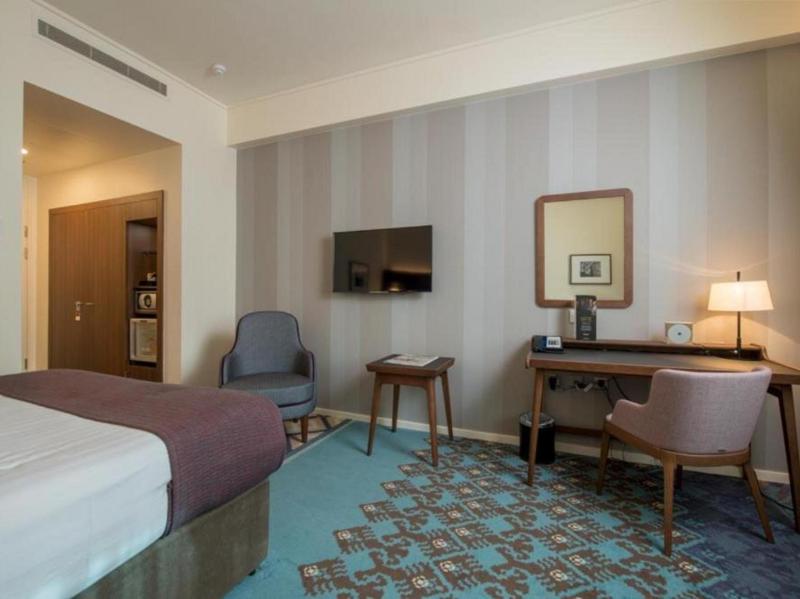 Superior Room - King Bed image 4