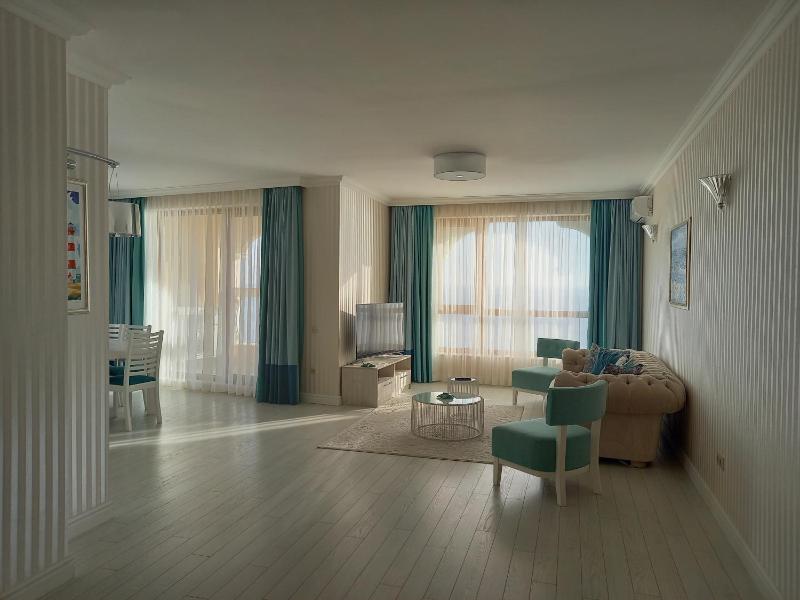 Deluxe Three-Bedroom Apartment with Sea View image 4