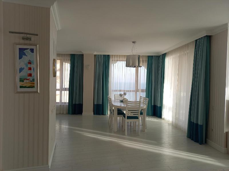 Deluxe Three-Bedroom Apartment with Sea View image 3