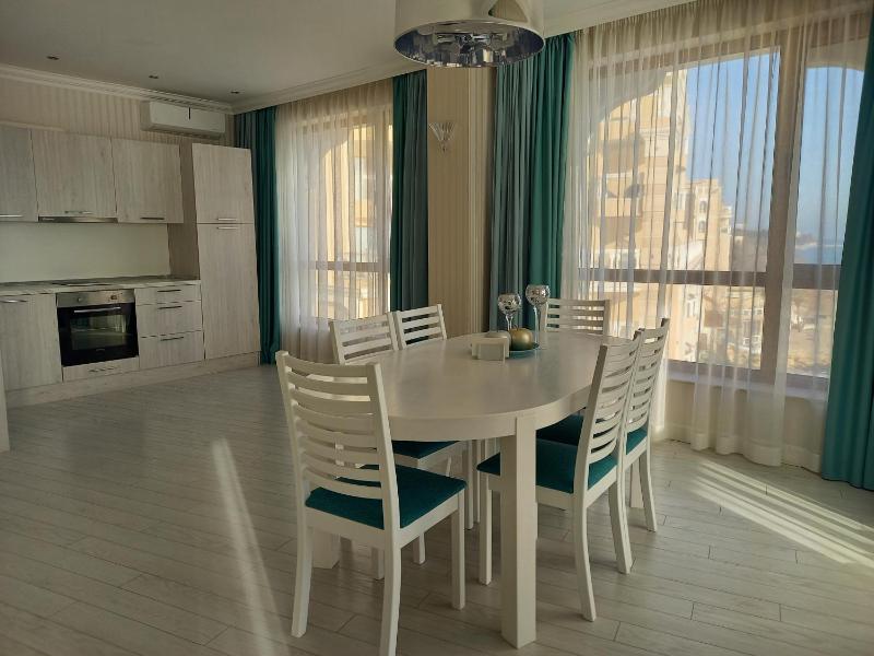 Deluxe Three-Bedroom Apartment with Sea View image 2