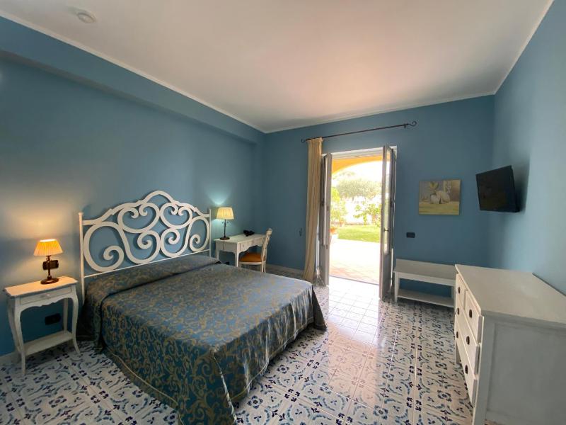 Double Room with Garden View image 2
