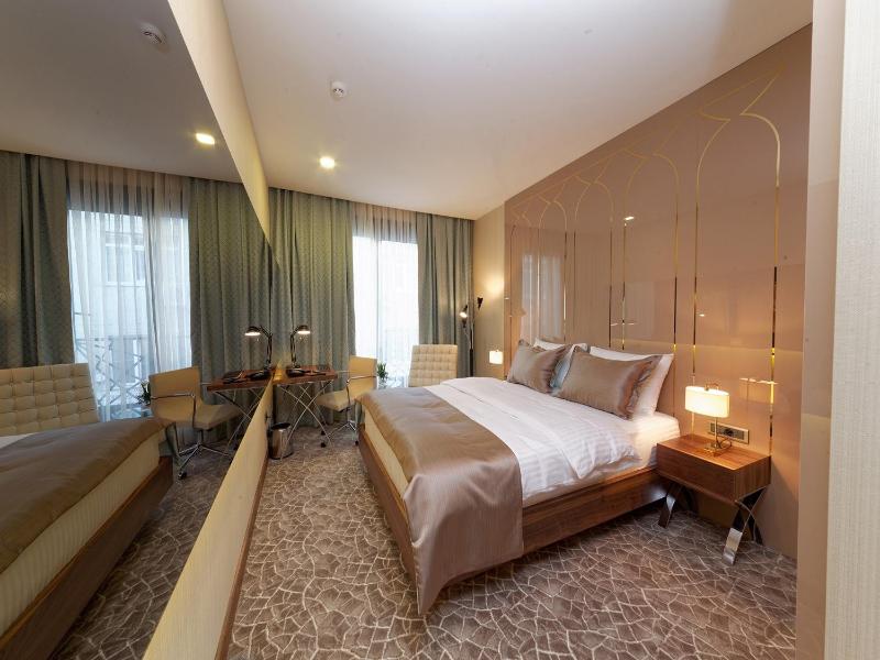 Deluxe King Room image 3