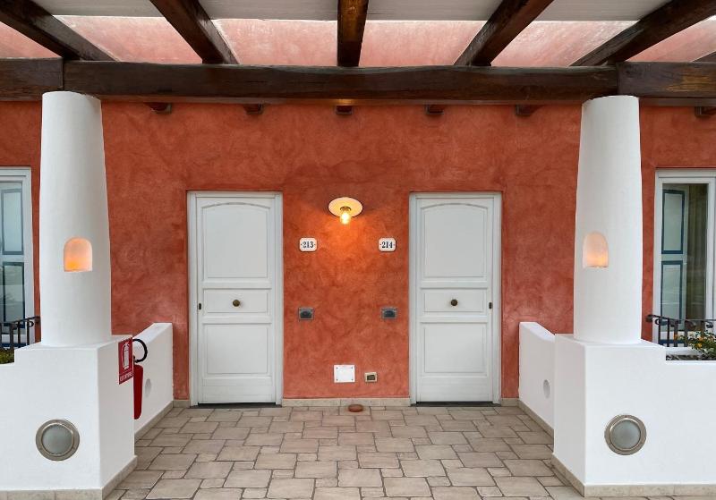 Deluxe Double Room with Side Sea View image 4