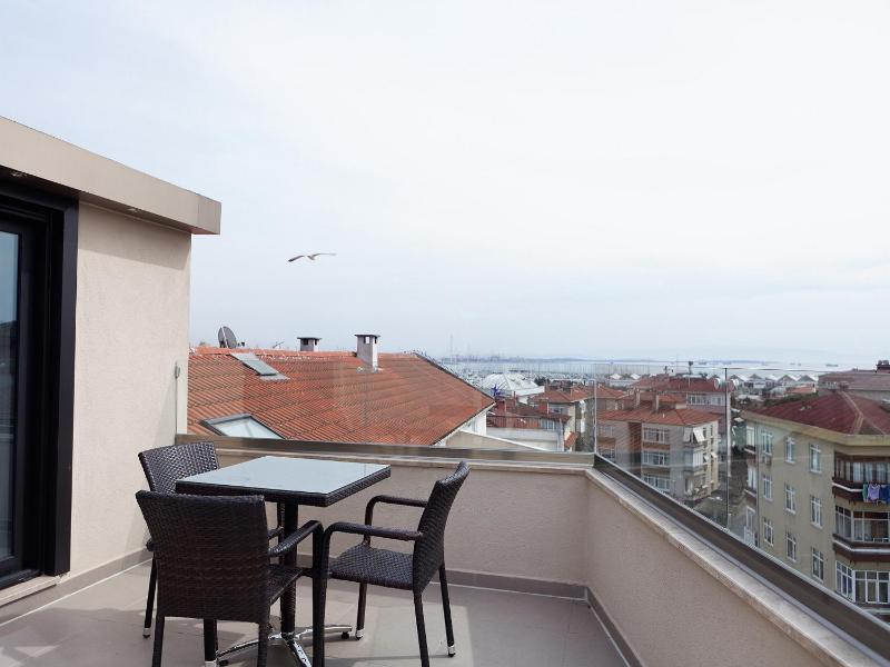 King Suite with Balcony image 4