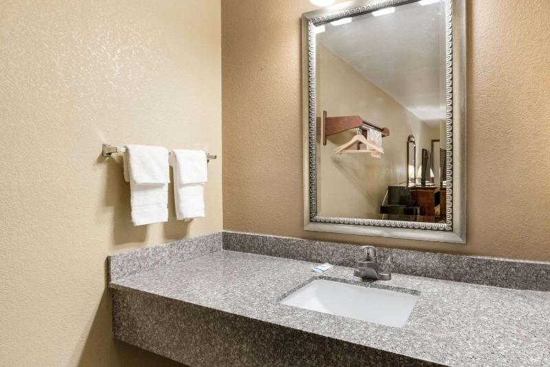 Standard Double Room with Two Double Beds - Smoking image 3