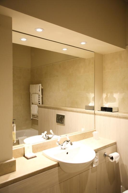 Twin Room image 4