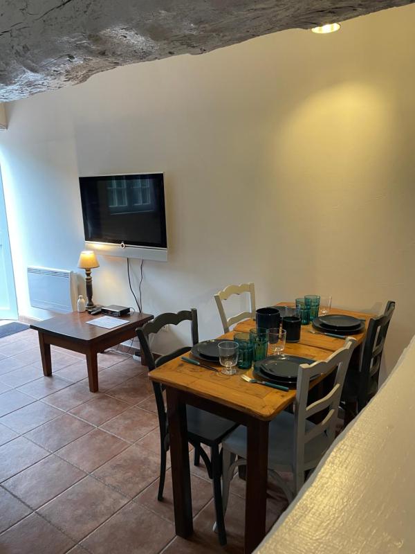 One-Bedroom Apartment image 3