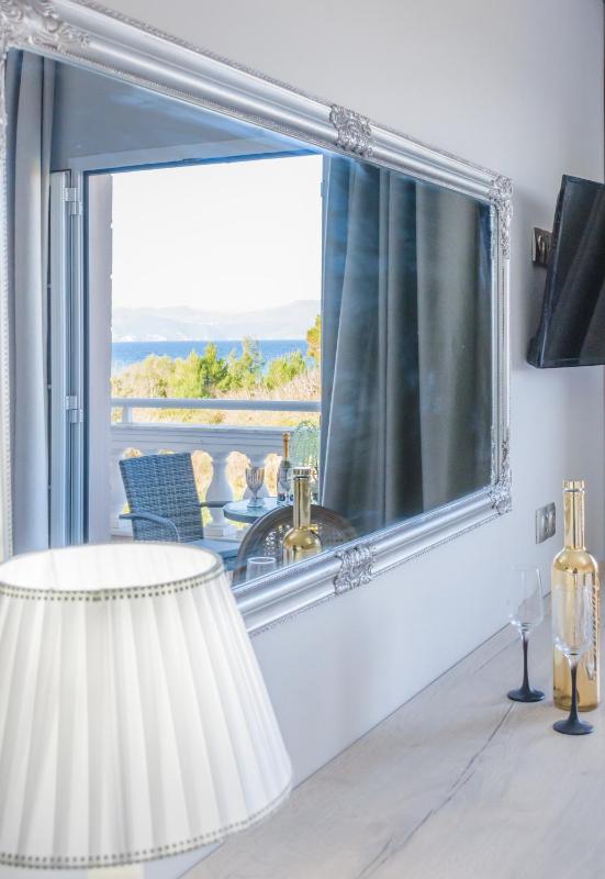 Deluxe Double Room with Sea View image 3