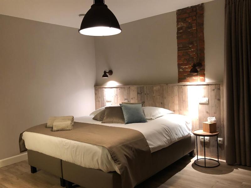 King Room with Garden View image 3