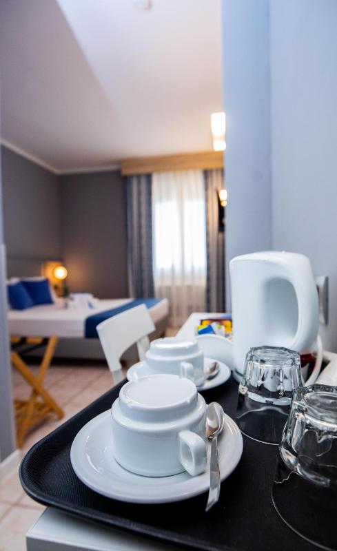 Double Room with Partial Sea View image 3