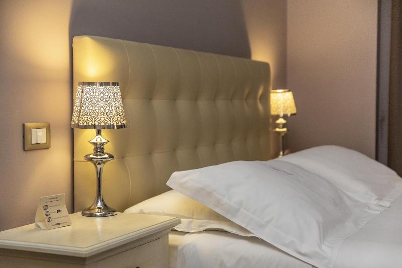 Standard Double Room image 4